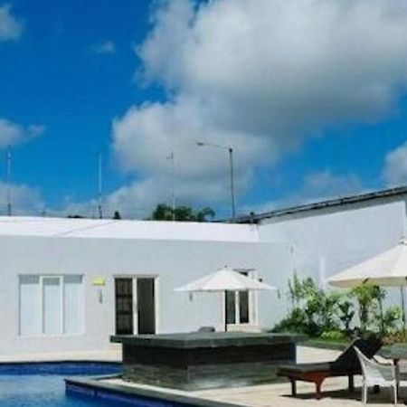 Front One Hotel Pamekasan Madura Exterior foto